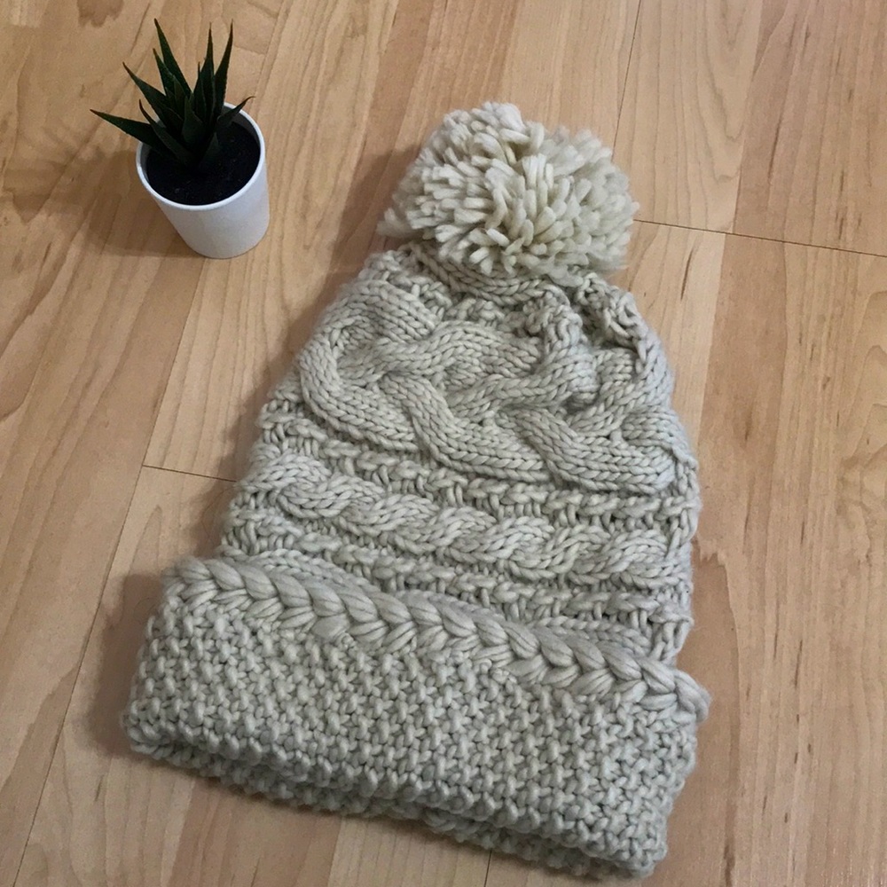 3/$25💎 UO Kimchi blue beanie with pompom